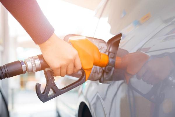 A furat numerele de înmatriculare ale altei maşini şi a alimentat la 6 staţii PECO fără să plătească. Tânărul de 23 de ani din Dâmboviţa, reţinut