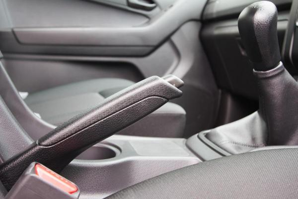 A luat-o la vale maşina, după ce şoferul nu a tras frâna de mână pentru că stătea pe telefon. O femeie de 34 de ani a ajuns la spital