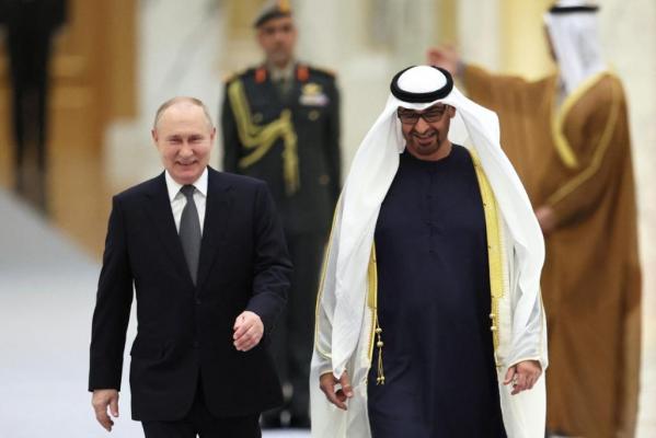 Vladimir Putin i-a trolat pe liderii politici de la summitul pentru climă COP28. A negociat acorduri de petrol la câţiva km distanţă. Analiză Politico