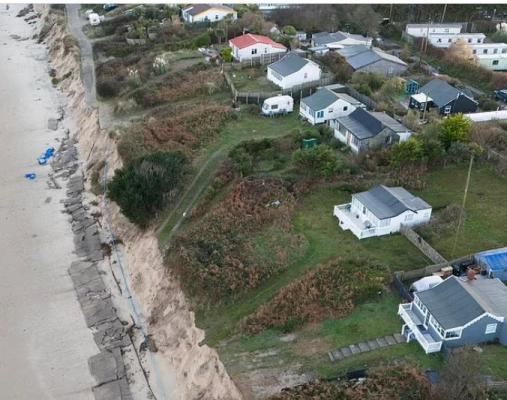 Au intrat cu buldozerele şi au dărămăt 5 case dintr-un sătuc din UK. Oamenii au privit cu lacrimi în ochi cum munca de-o viaţă e redusă la o grămadă de moloz