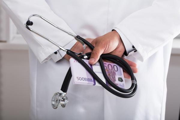medic cu bani în mână