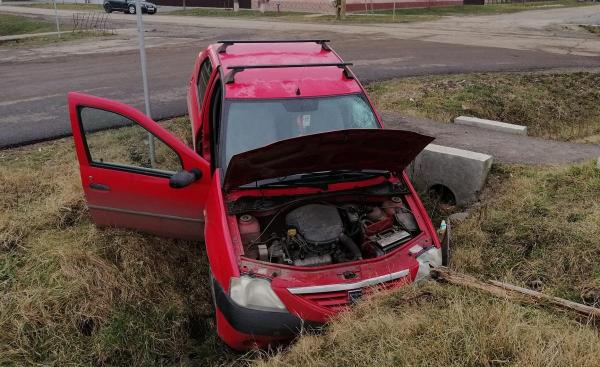 Accident cu maşina furată, în Timiş. Un tânăr fără permis a crezut că dă marea lovitură, dar a ajuns cu vehiculul în şanţ