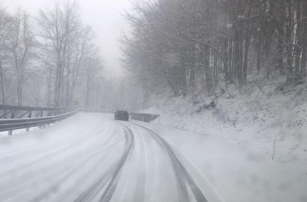 Meteo: Cinci județe, sub cod portocaliu de ninsori și viscol în următoarele ore. ANM anunță rafale de peste 100 km/h la munte