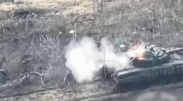 Momentul în care un tanc rusesc îşi ratează ţinta şi este lovit imediat: "La dracu', au lansatoare de grenade"