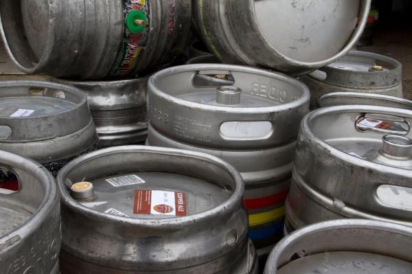 Incident bizar în Vaslui: un bărbat de 42 de ani a murit după ce un butoi pe care voia să-l taie cu flexul a explodat