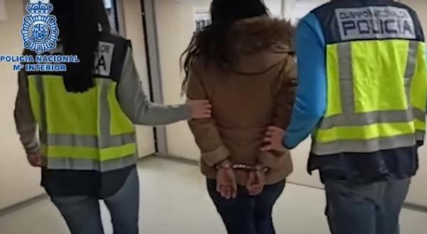 O fetiță de 4 ani, lăsată noaptea singură în casă în timp ce mama ei muncea