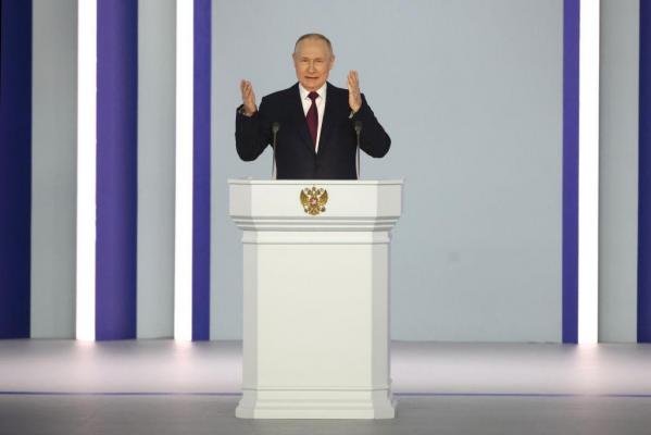 Putin, către oligarhii rămaşi fără iahturi: Au fost jefuiţi de Vest, nimeni nu le plânge de milă. Alergatul şi cerşitul sunt degeaba, investiţi în Rusia!