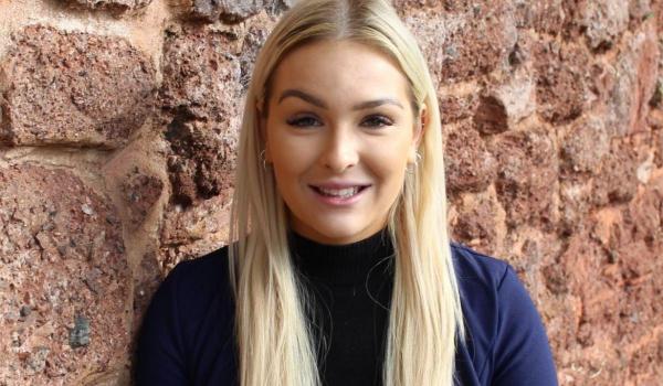 O tânără de 23 de ani a căzut în gol într-o prăpastie adâncă, în UK