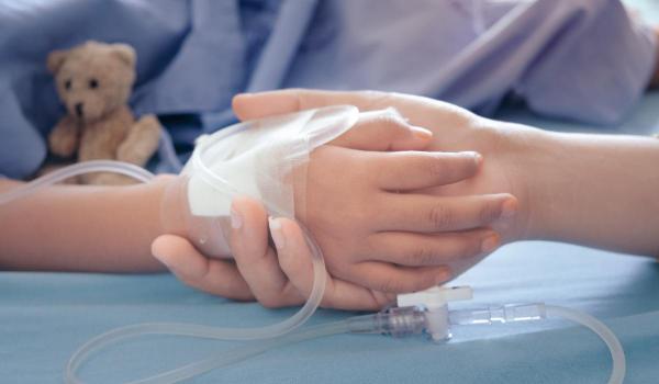 O fetiță de 7 ani luptă să trăiască, după ce a fost înjunghiată