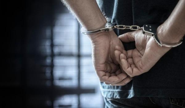 Un oltean scandalagiu a lovit un polițist, care voia să-i pună cătușele