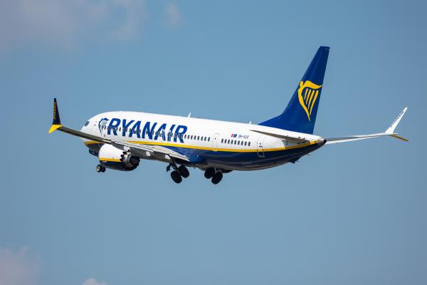 avion Ryanair în zbor