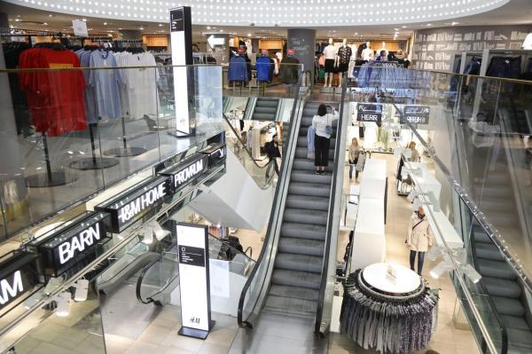 O mare companie din Europa îşi dă afară angajaţii pe baza unor teste de inteligenţă şi personalitate. Oamenii îl sună plângând pe şeful de sindicat