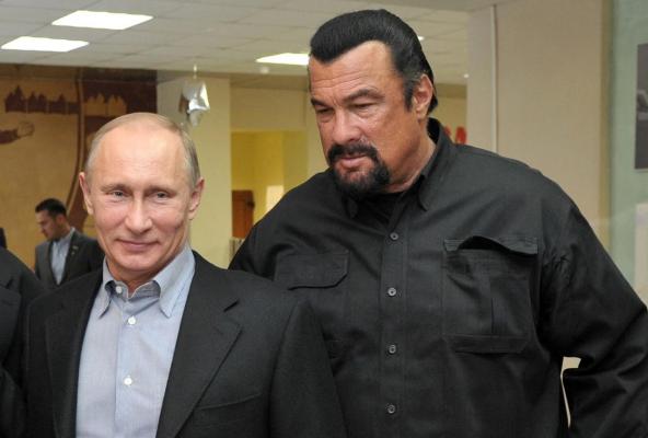 Vladimir Putin l-a decorat pe Steven Seagal cu "Ordinul de stat al Prieteniei". Actorul a primit cet['enie rus[ ]n 2016