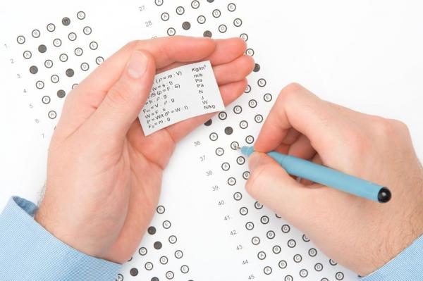 O profesoară din Singapore e căutată de Interpol: a pus la punct un sistem elaborat pentru a ajuta elevi să trişeze la examene