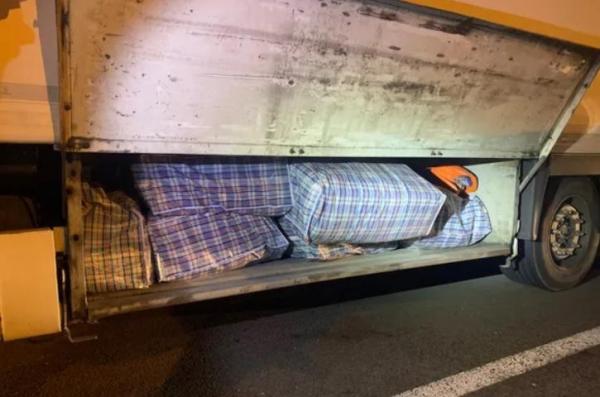 Un şofer român de TIR trebuie să plătească o amendă de aproape 3 milioane de euro. Ce au găsit poliţiştii francezi în maşina lui