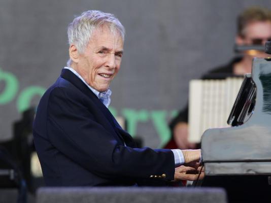 Burt Bacharach, maestru compozitor al muzicii pop, a murit la 94 de ani