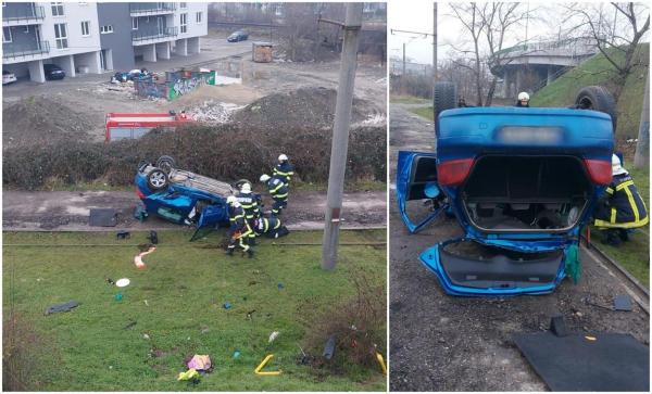 Un șofer a zburat cu mașina de pe podul din Micălaca, în Arad. A aterizat cu roțile în sus, pe liniile de tramvai