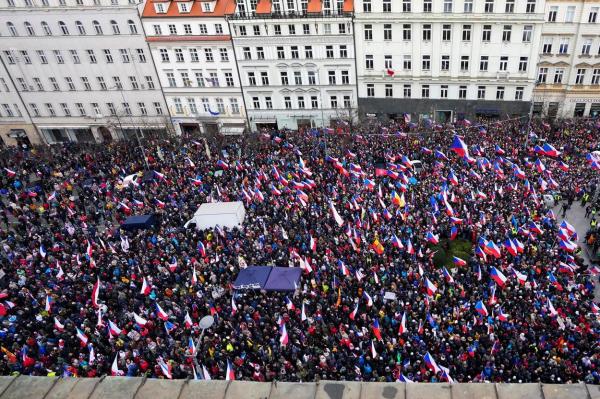 Protest de amploare la Praga: Manifestanţii au criticat NATO şi au cerut "pace imediată" în Ucraina. 18 oameni, arestaţi după ciocnirile cu poliţia