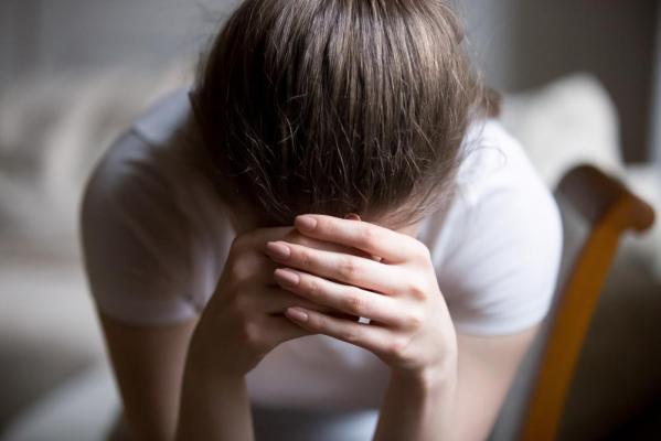 O adolescentă violată de un bărbat de 44 de ani într-o cameră de hotel din Franța, după ce a păcălit-o să se întâlnească. Fata, găsită cu ajutorul telefonului