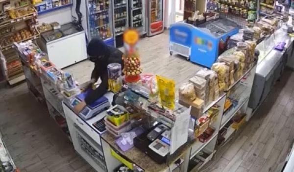 "Cum se chinuie săracul să deschidă casa". A furat cântarul electronic, după ce l-a confundat cu casa de marcat. Moldoveanul riscă 10 ani după gratii