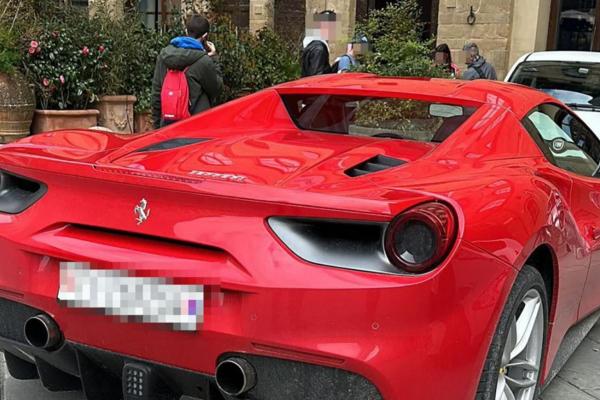 Turist american, amendat pentru că a intrat cu mașina Ferrari într-o celebră piață din Florența