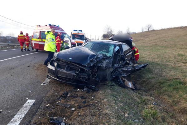 Tânăr rănit grav, la Călugăreni, după ce maşina pe care o conducea a intrat în coliziune cu un autobuz