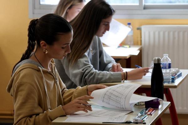 Tinerii români trebuie să strângă bani mulţi pentru a-şi plăti facultatea.