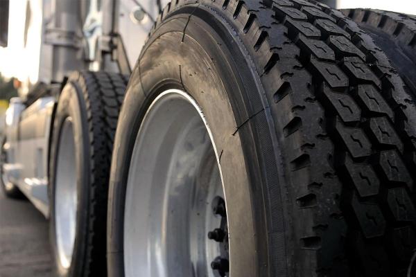 (P) Anvelopele pentru camioane: cum să faceți alegerea corectă pentru siguranță și eficiență maximă