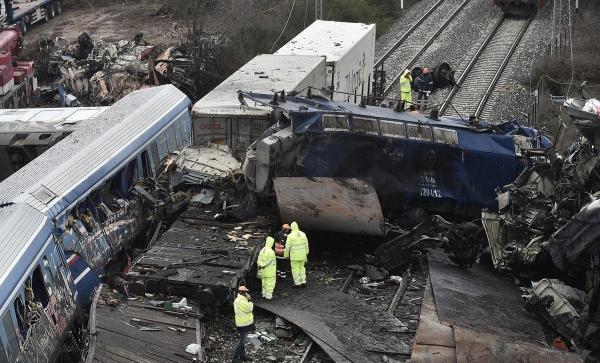 Cine este singurul supraviețuitor din primul vagon al trenului lovit de un marfar, în Grecia. Medicii încearcă să-l ţină în viaţă