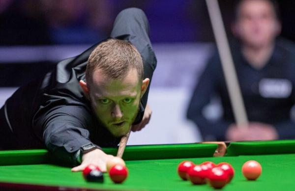 Mark Allen, în timpul unui meci de snooker cu Ronnie O'Sullivan