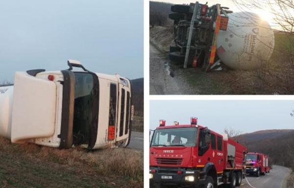 Accident grav în Vaslui. O cisternă încărcată cu 7 tone de gaz s-a răsturnat: pompierii au evitat o tragedie