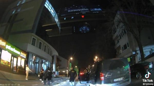 "Las că vă aranjez eu!". Reacţia Europol după ce un bărbat a ameninţat un şofer în trafic, dar din dubă au coborât "mascaţii" de la trupele speciale