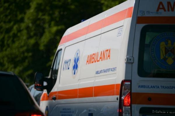 Două persoane au ajuns la spital, după un accident între o camionetă şi un autoturism, în Vaslui