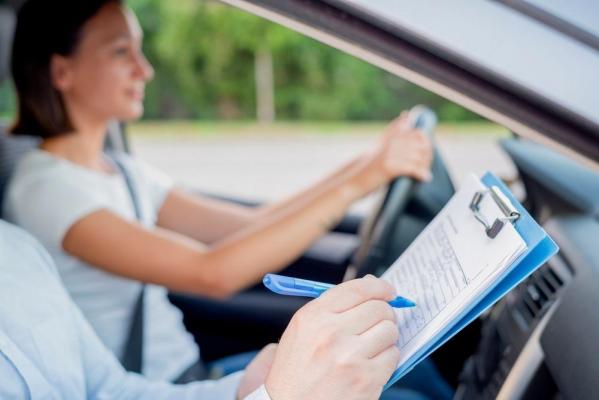 Unde poţi face curs de instructor auto. Cum obţii atestatul şi cât câştigi ca instructor auto