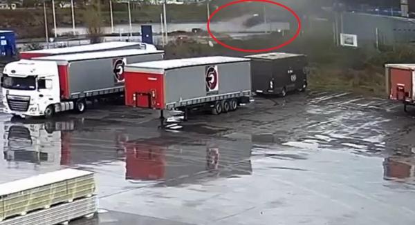 A "decolat" cu mașina de pe șosea cu 200 km/oră, a intrat prin peretele unei săli de sport și a aterizat lângă copiii care se antrenau. Accident incredibil la Liege