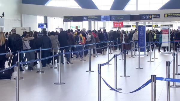 O femeie a vrut să se sinucidă în Aeroportul Otopeni. A fost găsită cu plăgi la gât și antebrațe