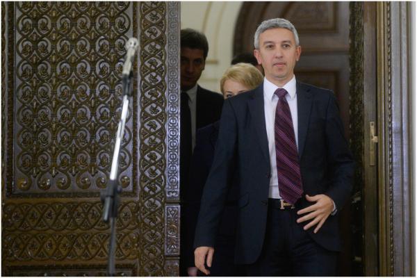 Dan Diaconescu, filmat cu un telefon ascuns printre jucării de pluş. Stenograme: "Dar tu vrei virgină, virgină? / Normal, ce înseamnă, virgină doar pe jumătate sau ce?"