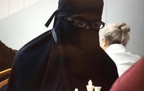 Povestea bizară a tânărului care s-a deghizat în femeie pentru a participa la un concurs de șah