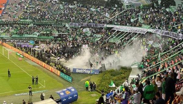 Peste 40 de persoane rănite la un meci de fotbal din Columbia. Momentul în care suporterii au atacat forţele de ordine cu răngi şi panouri publicitare