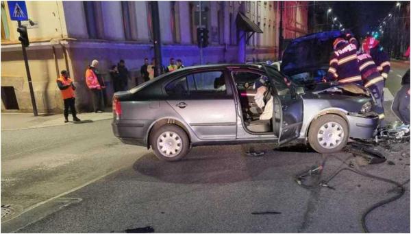 Un tânăr de 22 de ani a ajuns la spital, după ce două mașini s-au ciocnit puternic, în Cluj-Napoca