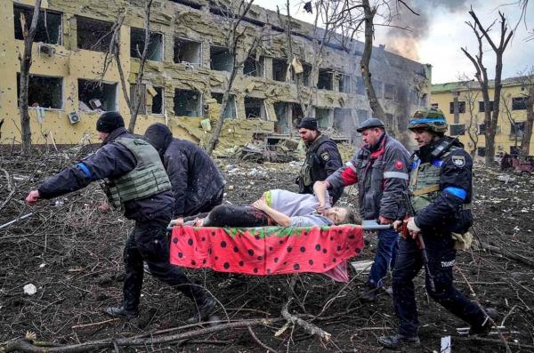 "A captat suferinţa umană". Fotografia unei femei însărcinate, evacuată dintr-o maternitate bombardată în Ucraina, câştigătoarea World Press Photo 2023