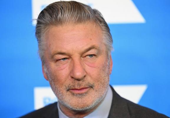 Familia Halynei Hutchins a anunţat că îl va da în judecată pe Alec Baldwin, după ce actorul a scăpat de acuzațiile penale de omor involuntar