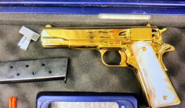 Pistol placat cu aur, de 24 de carate, găsit în bagajul unei femei