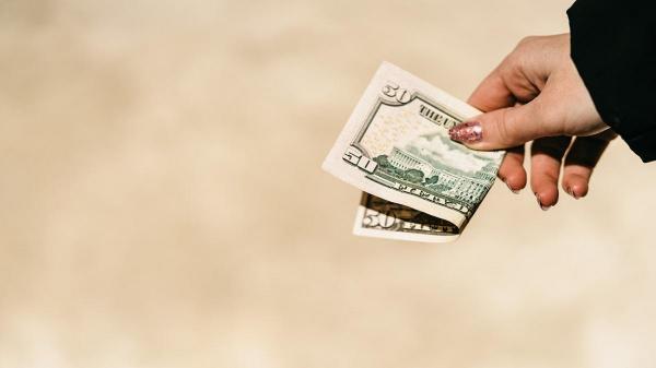 Dolarul american este în scădere faţă de ziua precedentă, la cursul valutar