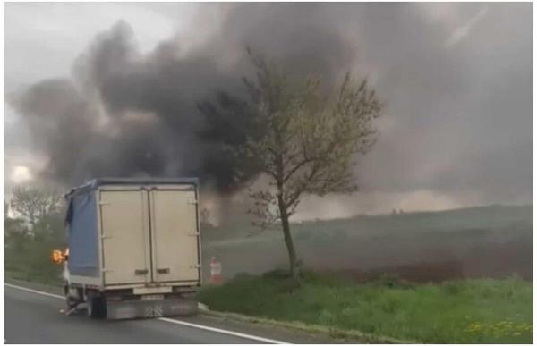 O camionetă încărcată cu îngrășământ a luat foc în mers, pe o șosea din Bihor. Șoferul a reușit să coboare din mașină