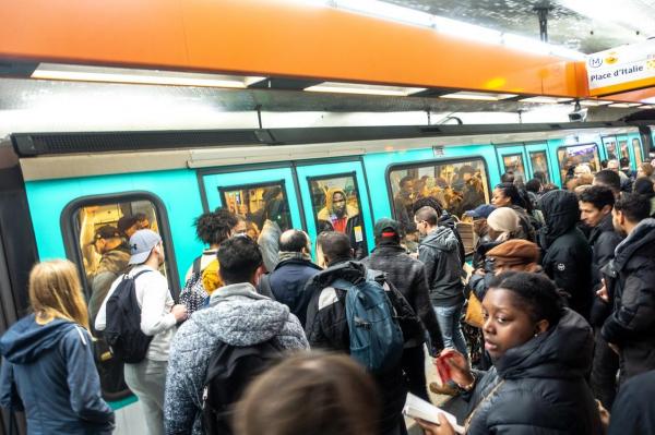 Două persoane, lovite mortal de metrou la o staţie din Paris. Mecanicul şi martorii au ajuns la spital în stare de şoc