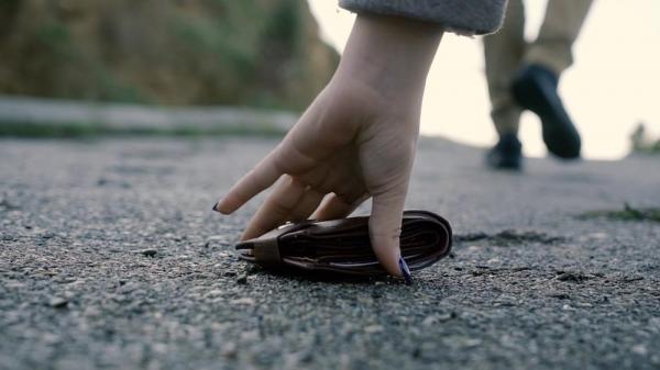 O femeie din Mărășești a găsit un portofel pe jos, cu bani, dar fără niciun act de identitate în el. S-a gândit câteva secunde și apoi s-a decis ce să facă