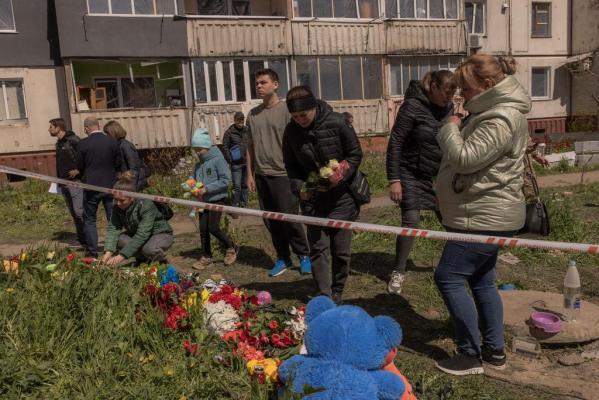 Trei zile de doliu după atacul de la Uman. Sute de ucraineni depun flori şi jucării la locul tragediei