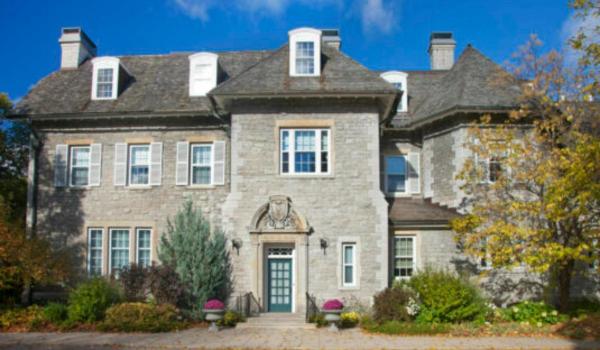 Reşedinţa oficială a premierului canadian a fost închisă din cauza şoarecilor morţi din pereţi. Costurile de renovare, aproape 30 de milioane $