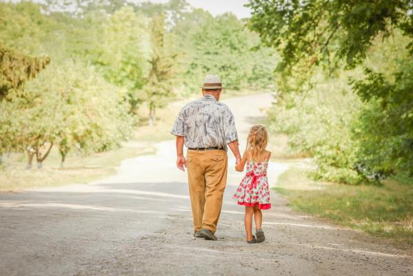 „Nu mi-a spus să mă opresc”. Bunicul cu chip de monstru, condamnat la cinci ani de închisoare pentru că şi-a abuzat rând pe rând nepoatele, în Franţa